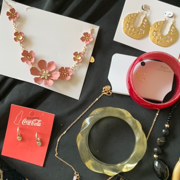 Silverfox Jewelry, 25 Assorted, Earrings, Bracelets, Necklaces for $30 🌺❣️🌺❣️ - Picture 6 of 8